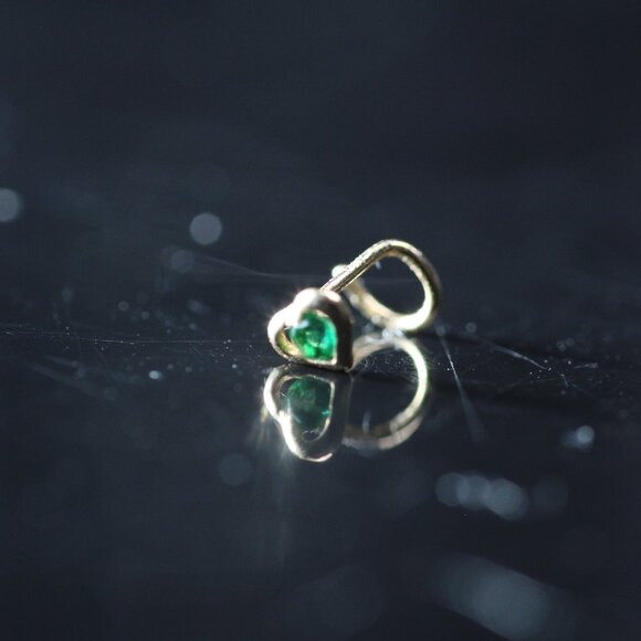 14kt gold emerald cute corkscrew nose piercing 20 gauge New - Picture 1 of 2